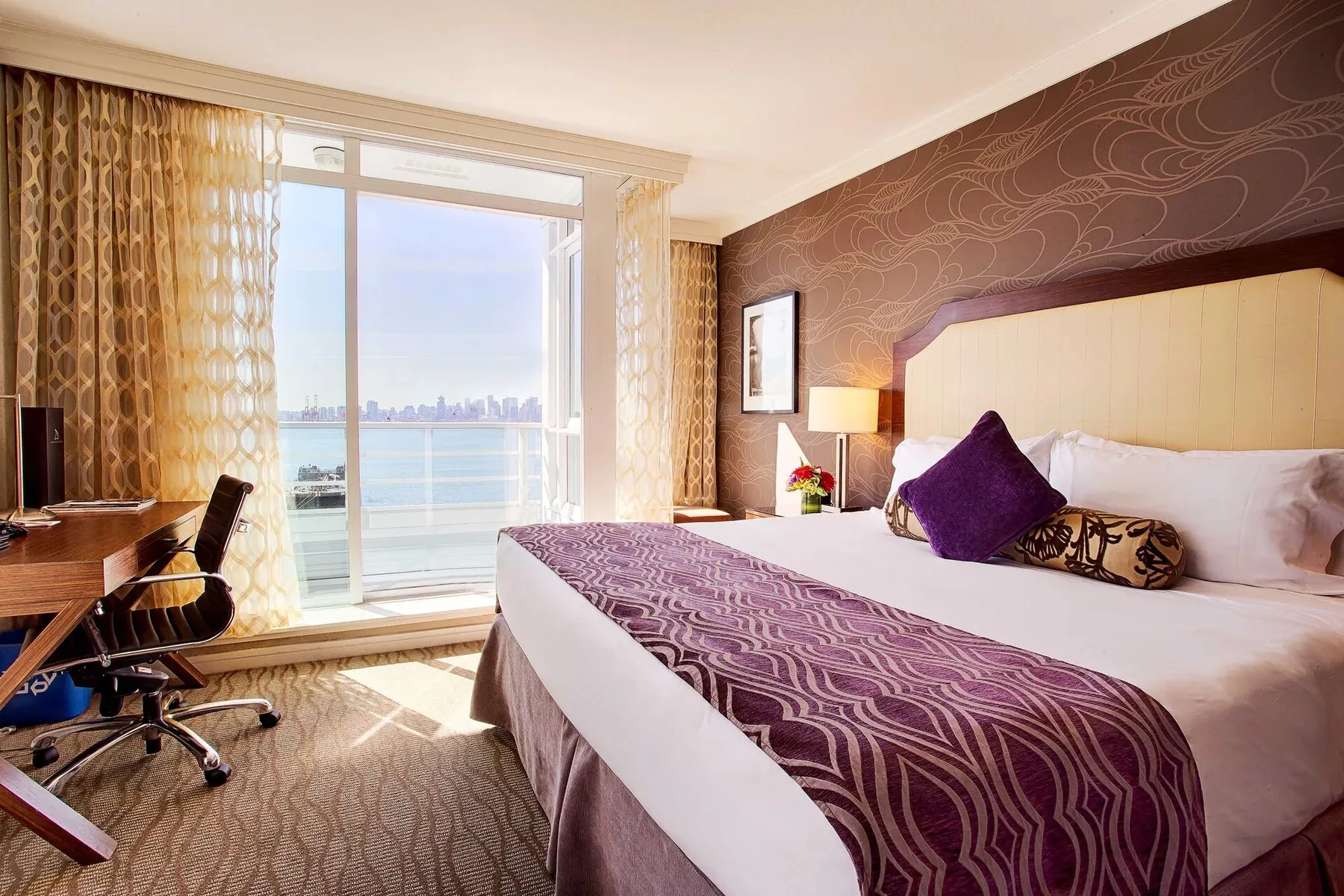 Harbourview Rooms at Pinnacle Hotel at the Pier, North Vancouver, photo 1