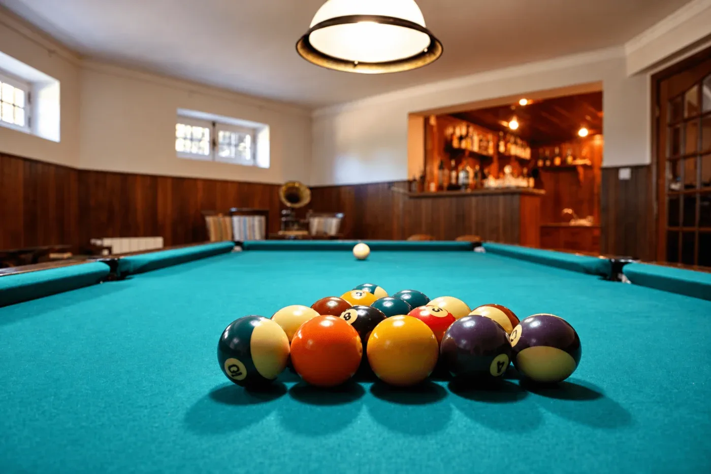 Pool table and bar in the Vila Louro games room