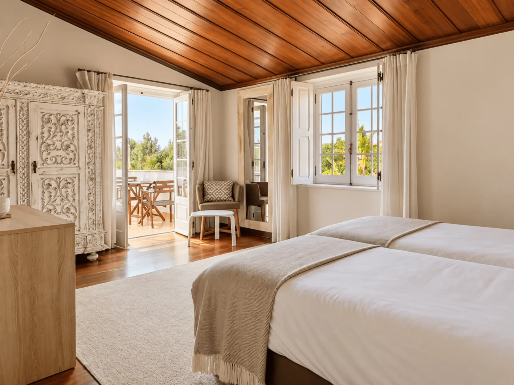 Vila Louro bedroom with wooden ceiling and balcony access