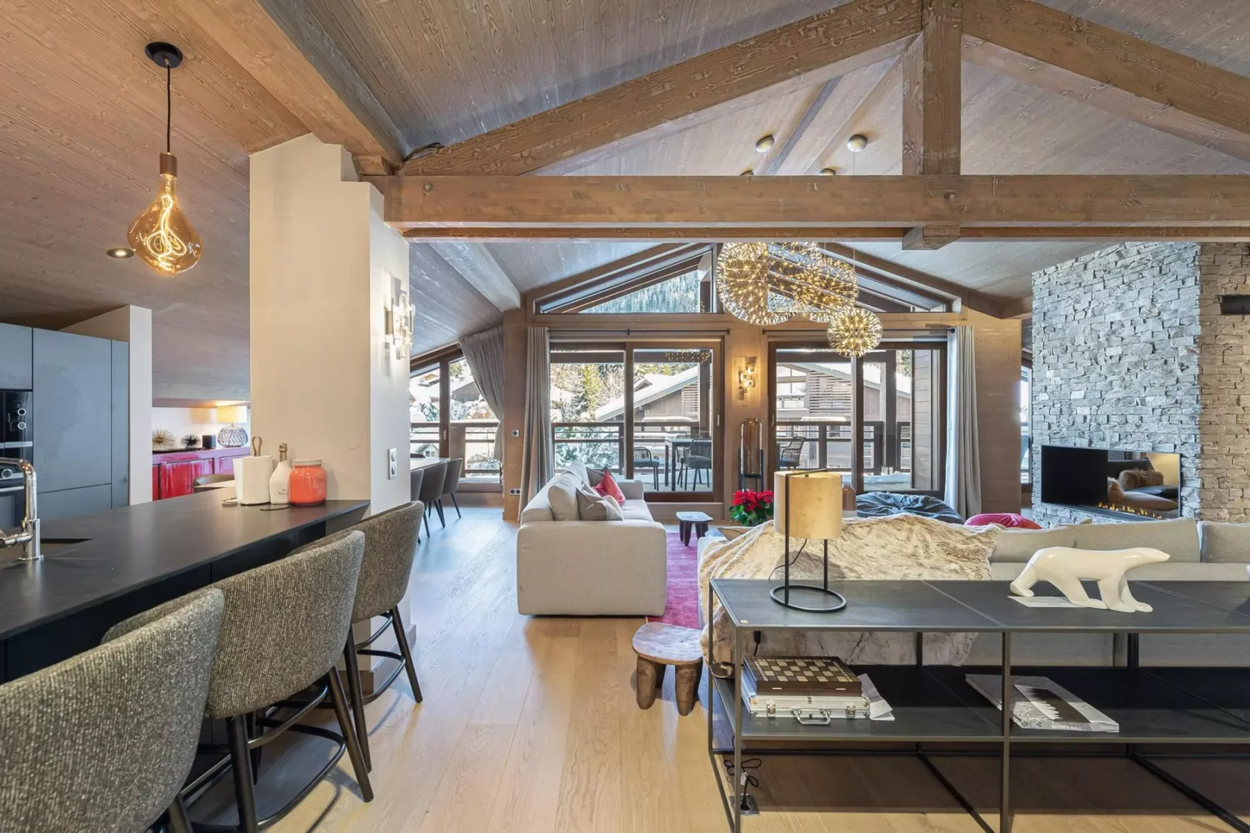 Sala de estar y cocina de concepto abierto con una isla y zona de asientos.