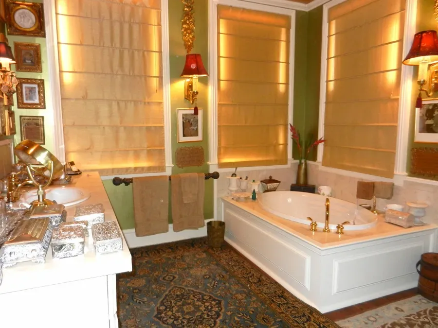Baño de invitados con bañera de inmersión
