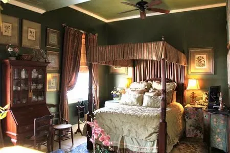 Guest suite sleeping area