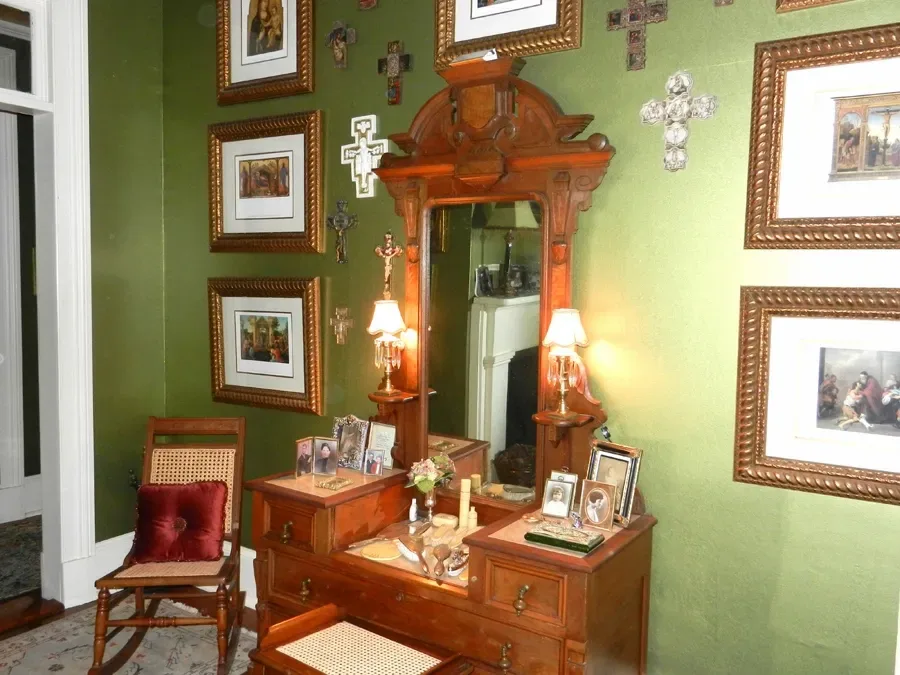 Antigüedades y obras de arte en la suite de invitados