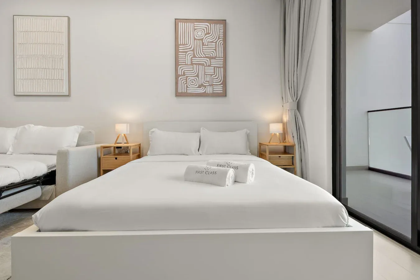 Un dormitorio luminoso con una cama bien hecha y otra cama al lado.