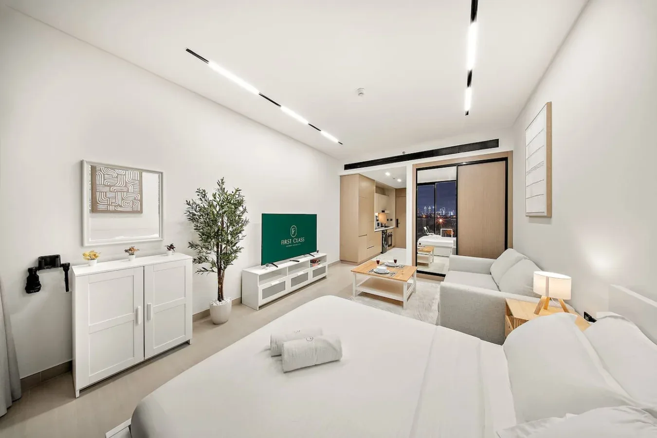 Una moderna sala de estudio con cama, asientos y televisor.