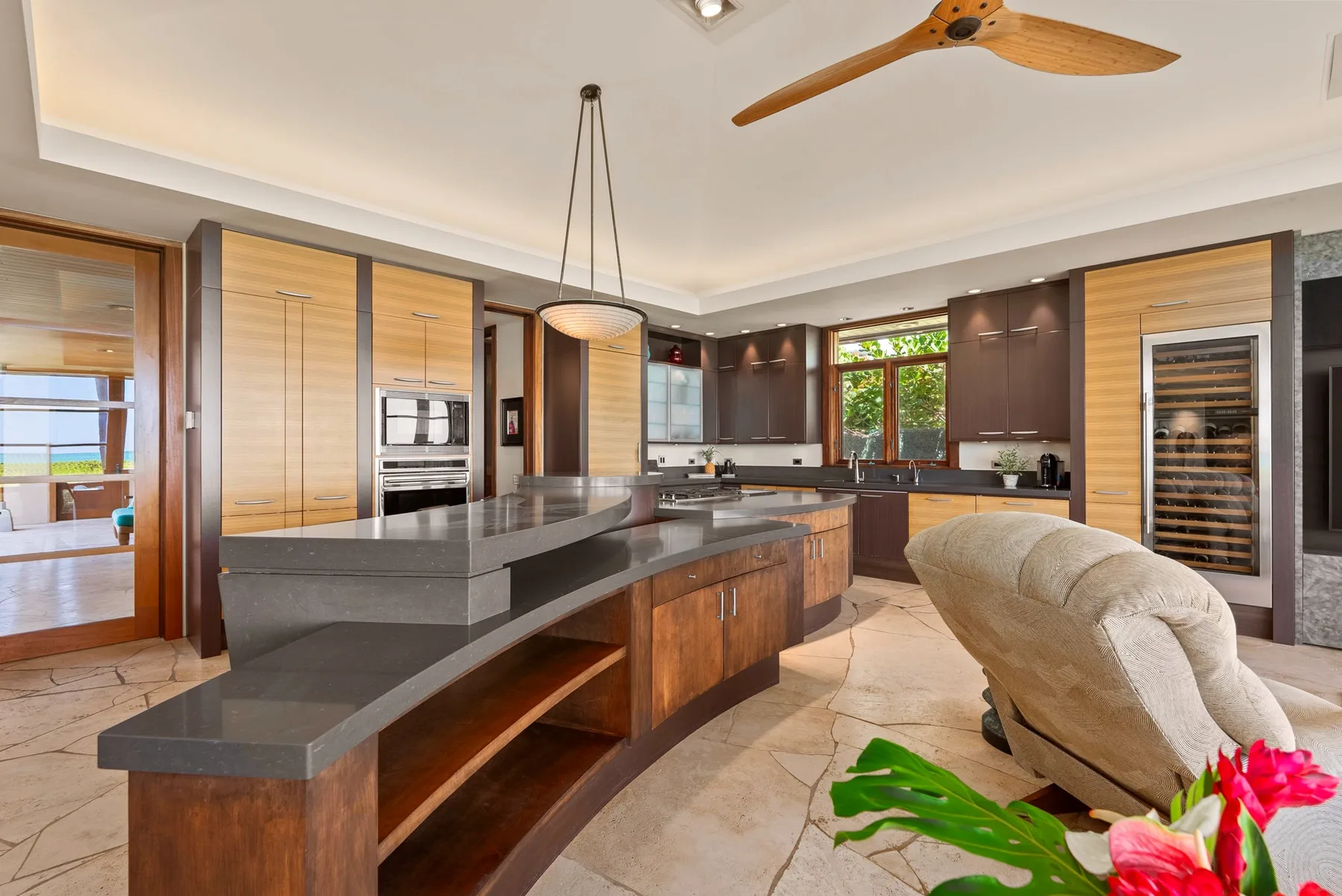 Una cocina amplia con gabinetes de madera y una isla central curva.
