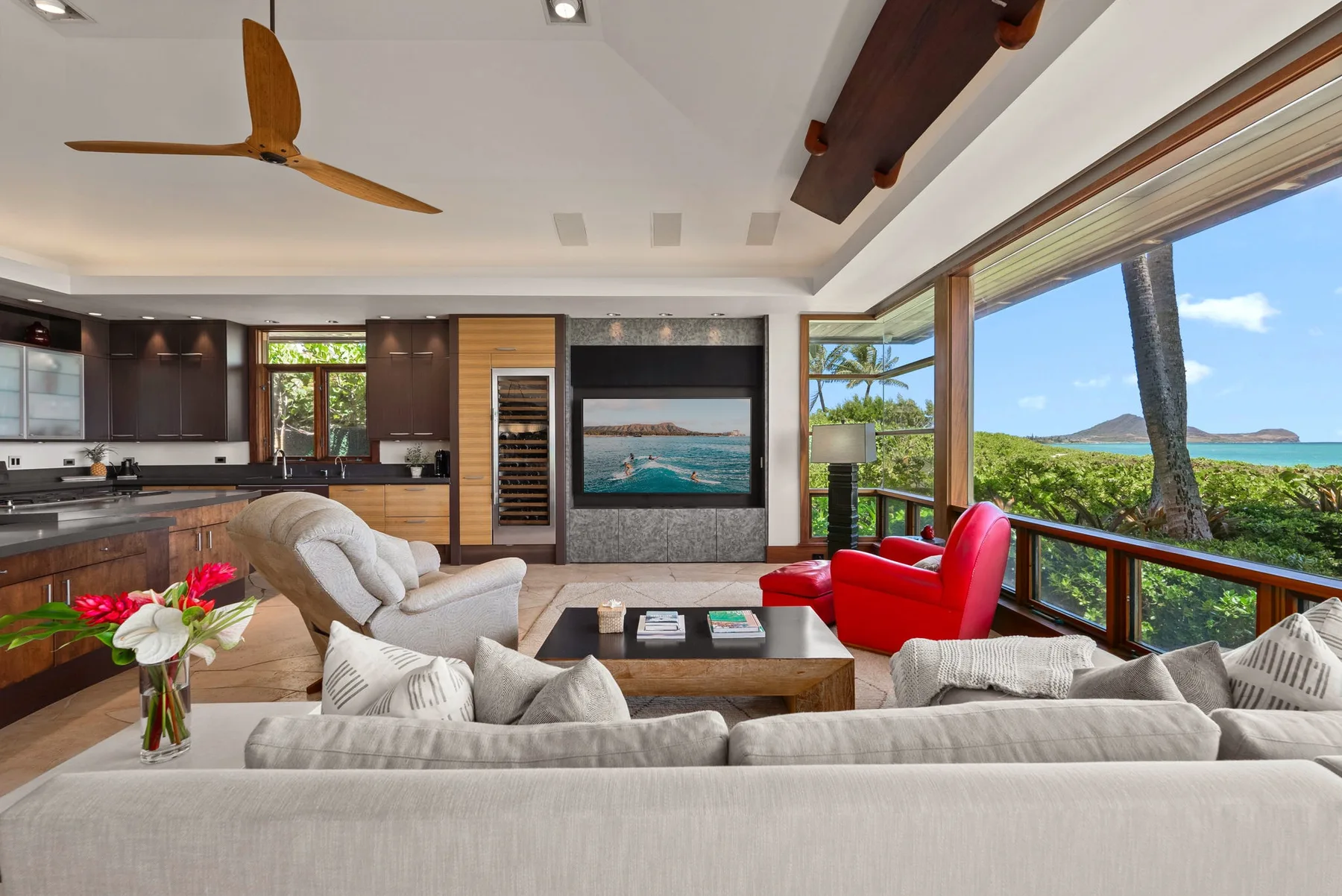 Una sala luminosa con asientos cómodos y amplias ventanas con vistas a la costa.