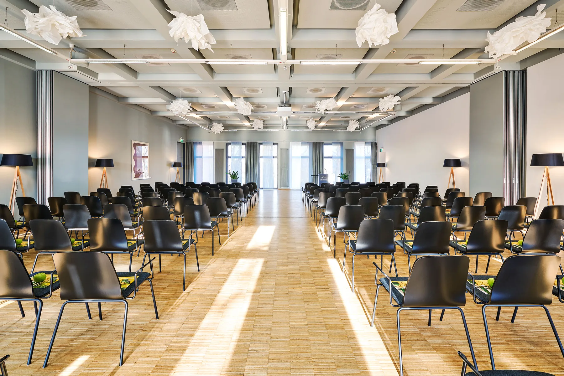 Interior de una sala de conferencias.
