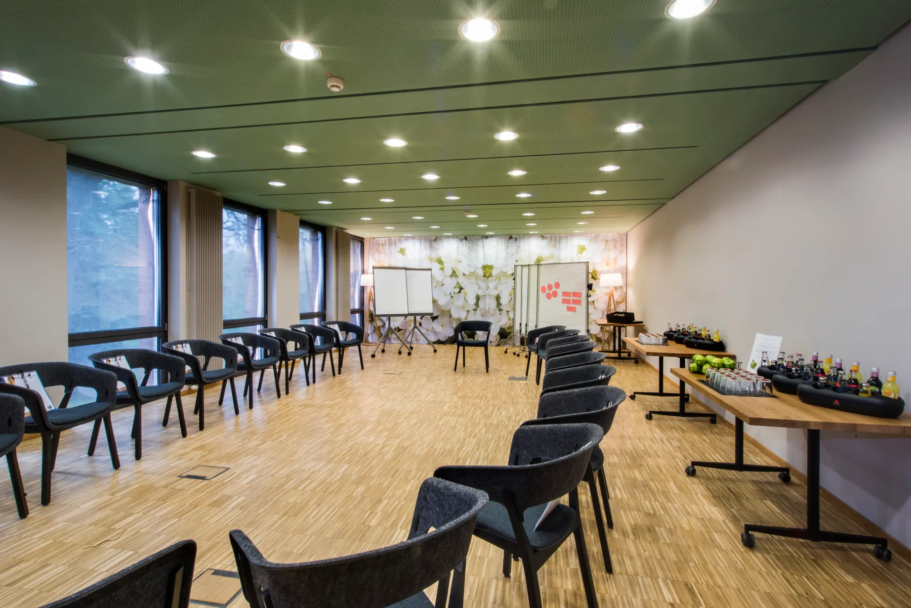 Sala de conferencias con una arquitectura interior singular.