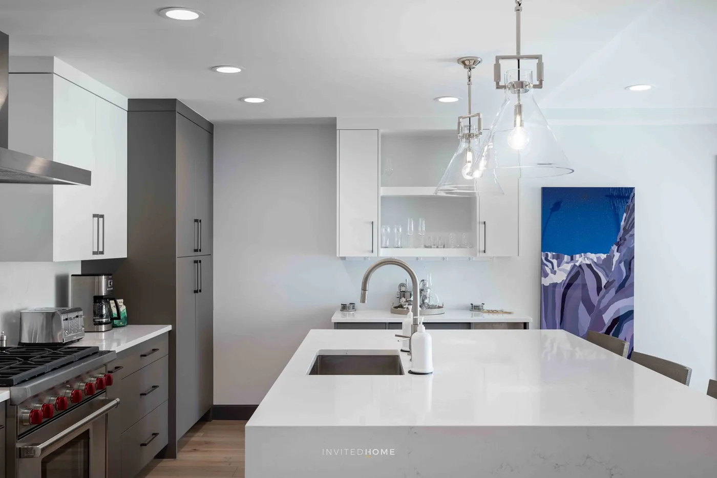 Una cocina moderna cuenta con una isla grande y electrodomésticos de acero inoxidable.