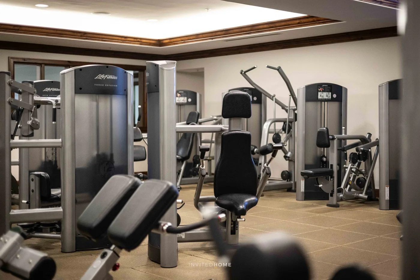 Un gimnasio con máquinas de pesas y equipo de ejercicio.