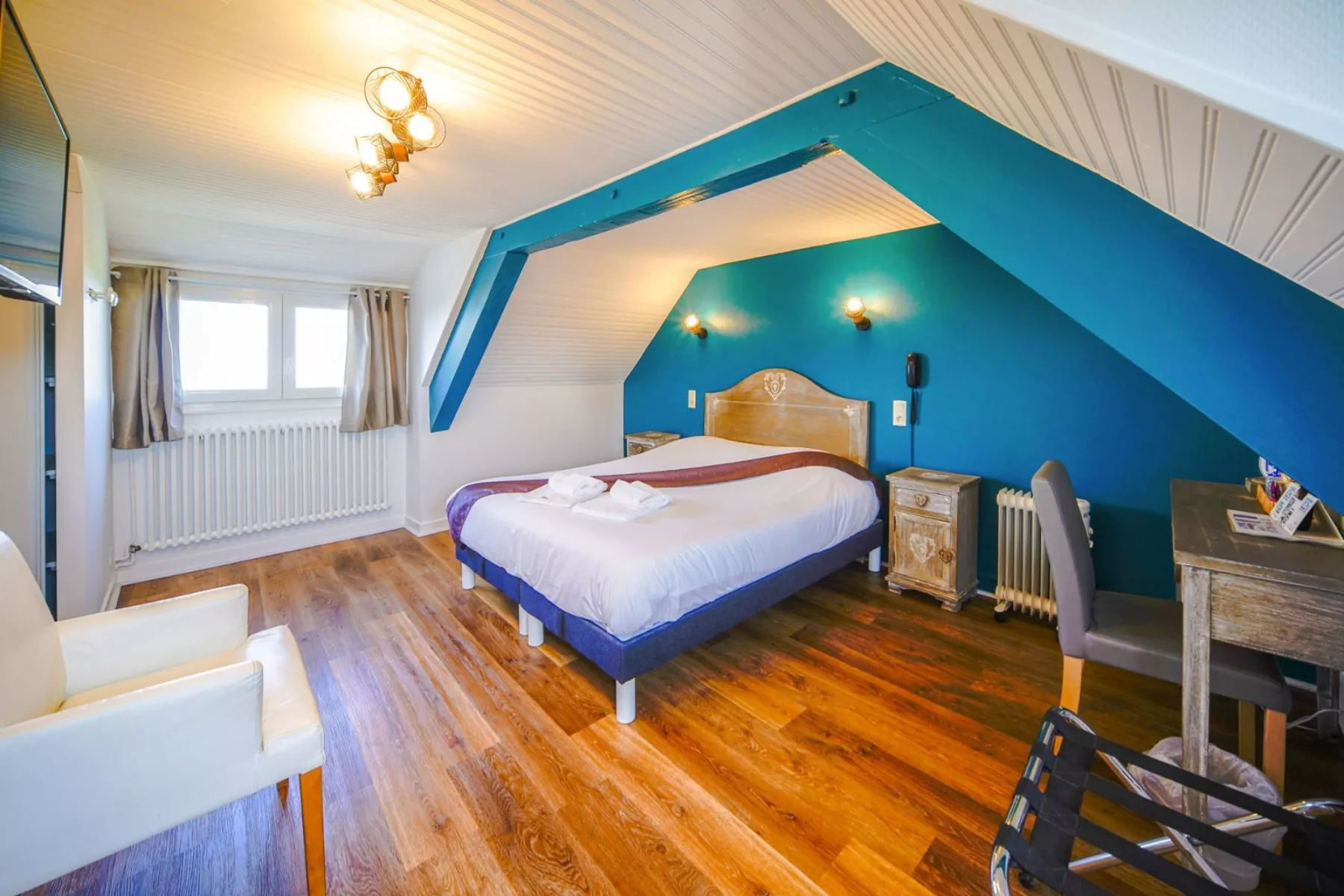 Contemporary hotel room