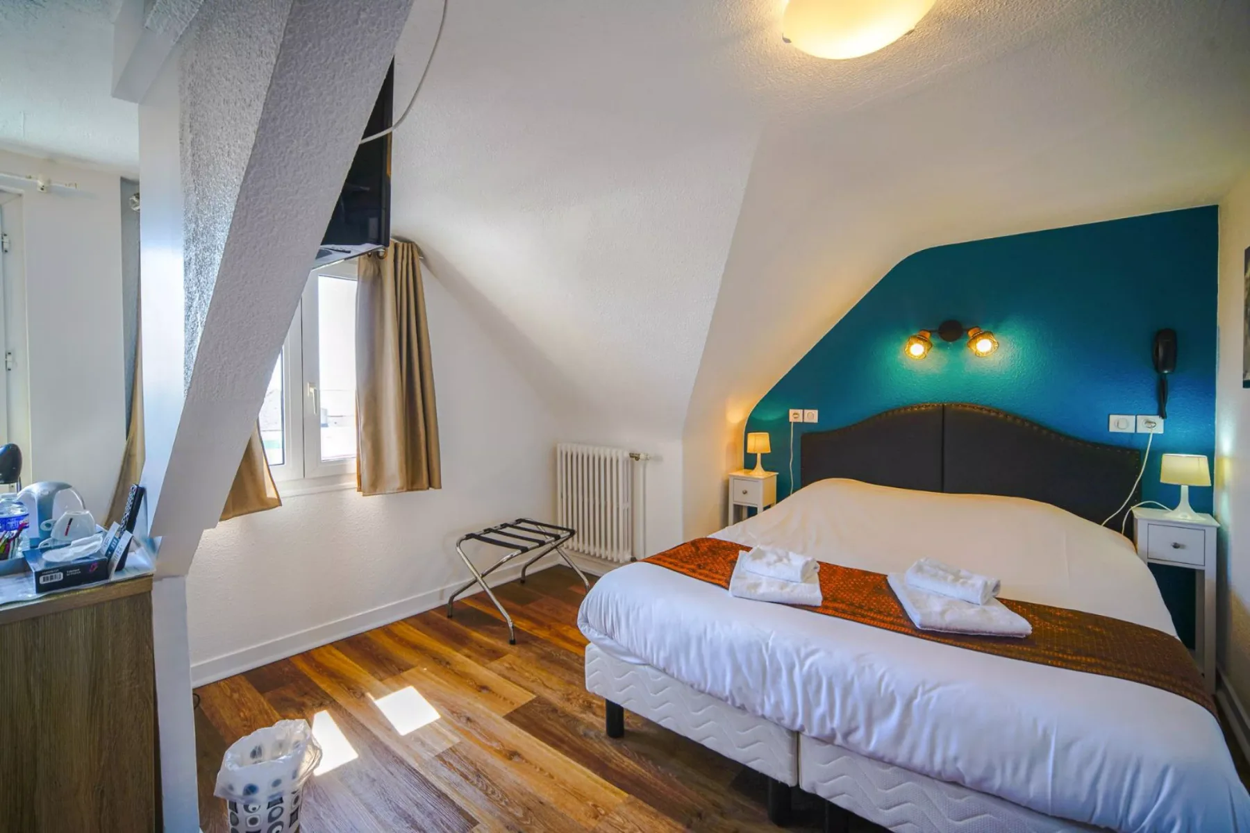 Contemporary hotel room