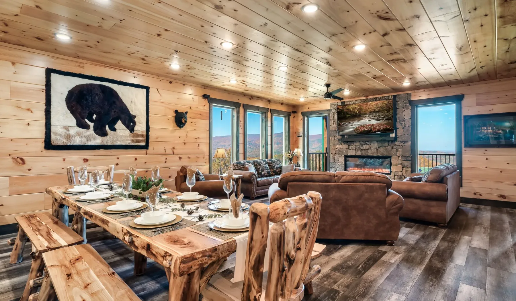 Sala y comedor revestidos de madera, con una mesa puesta y asientos.