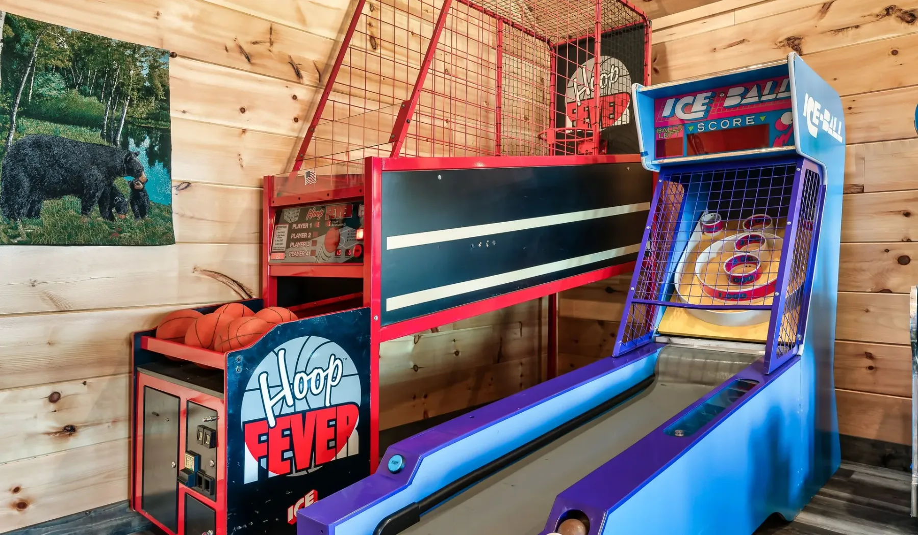 Un juego de baloncesto arcade está en una sala de juegos revestida de madera.