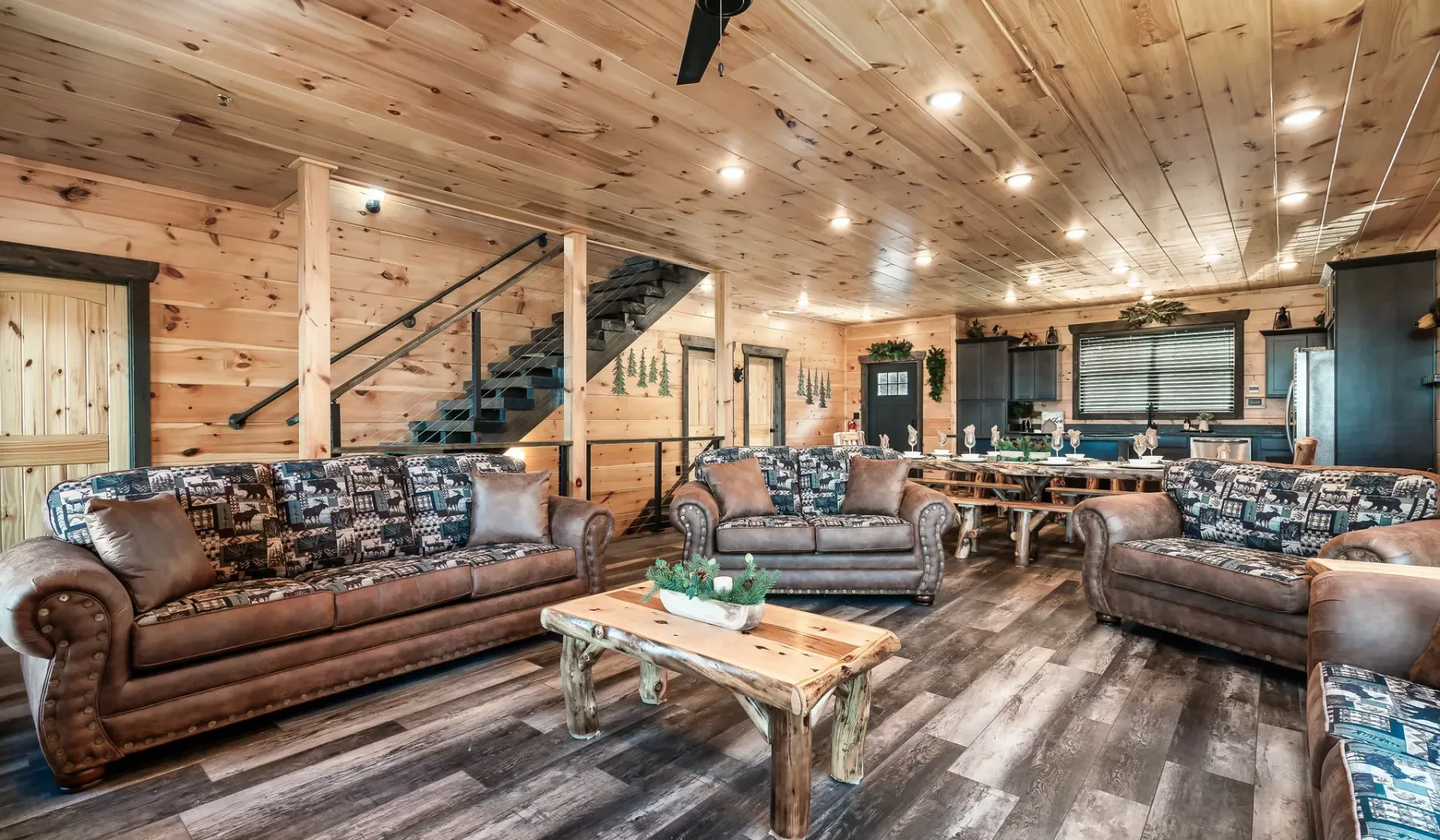 Una sala revestida de madera con asientos estampados y una escalera.