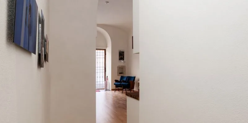 Una sala luminosa con asientos y una abertura alta en arco.