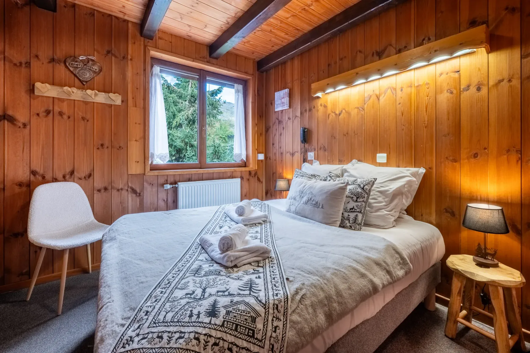 Habitación con cama doble y cabecero de madera