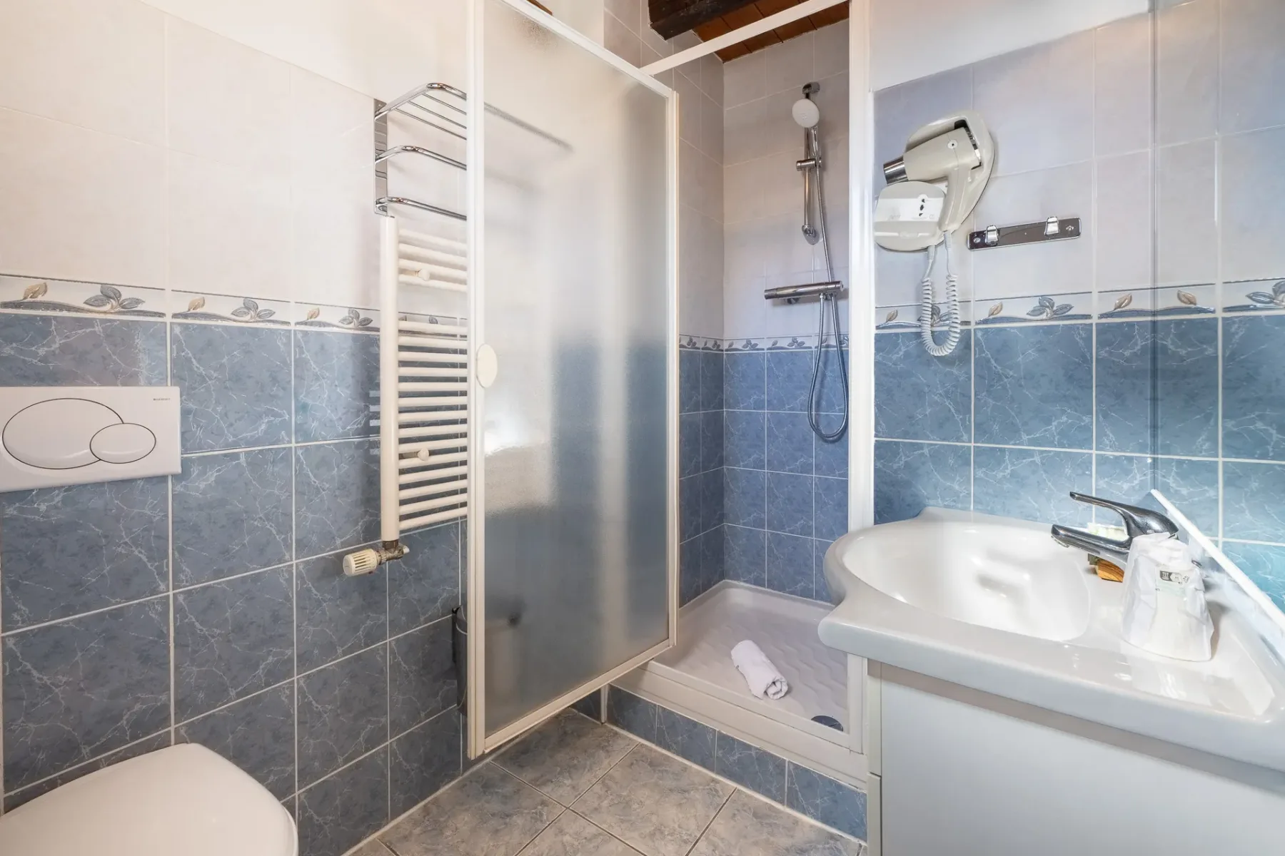 Espejo y cama de la habitación