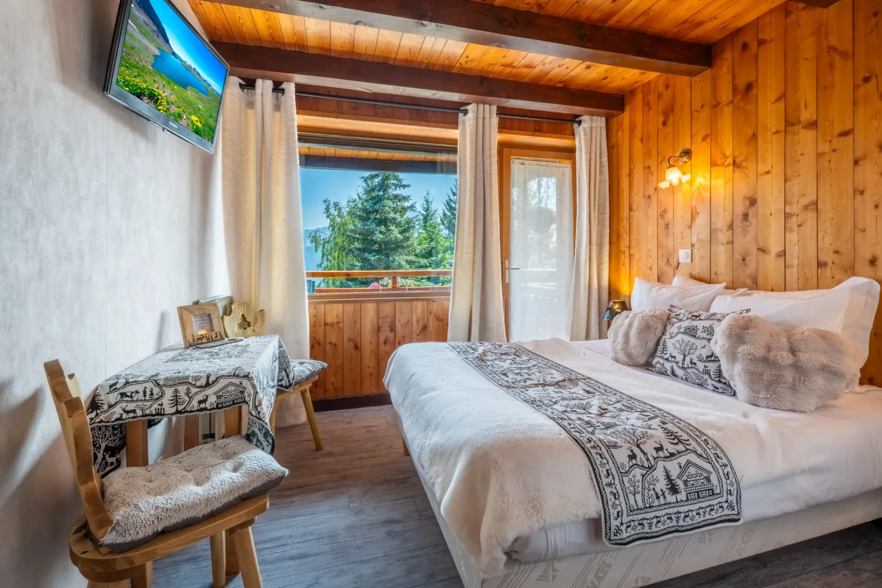 Habitación de huéspedes con cama, escritorio y ventana