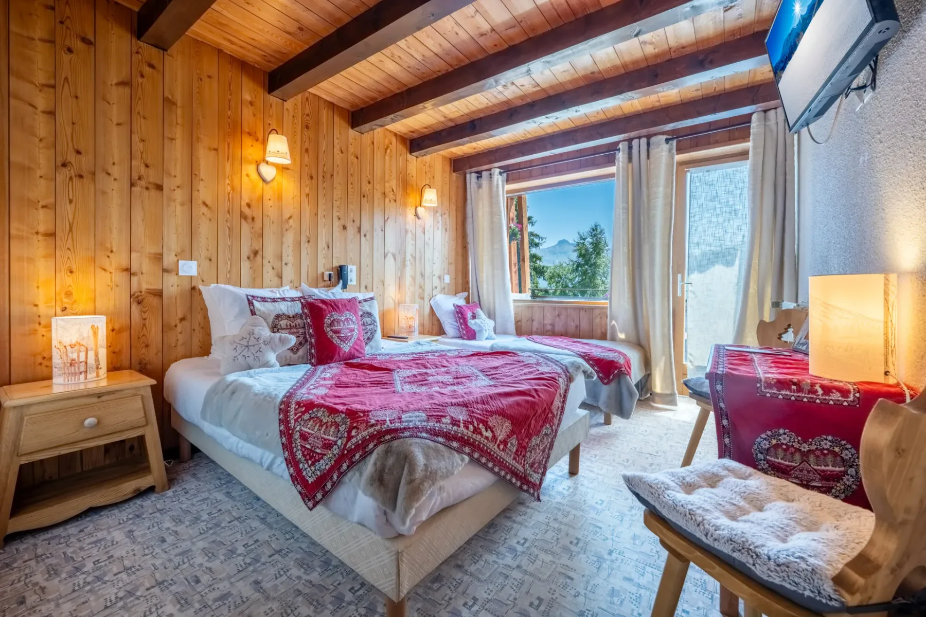 Habitación con cama doble y vistas a la montaña