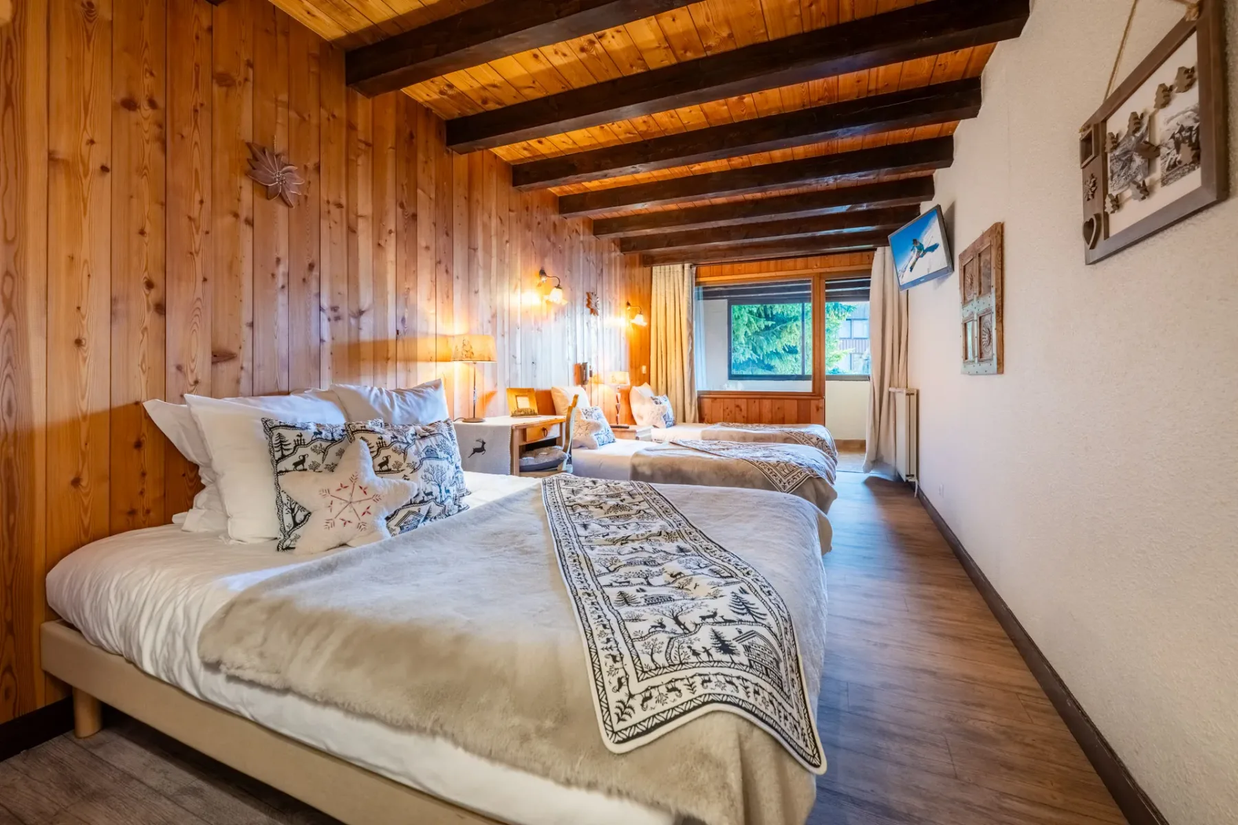 Habitación con dos camas individuales bajo vigas vistas