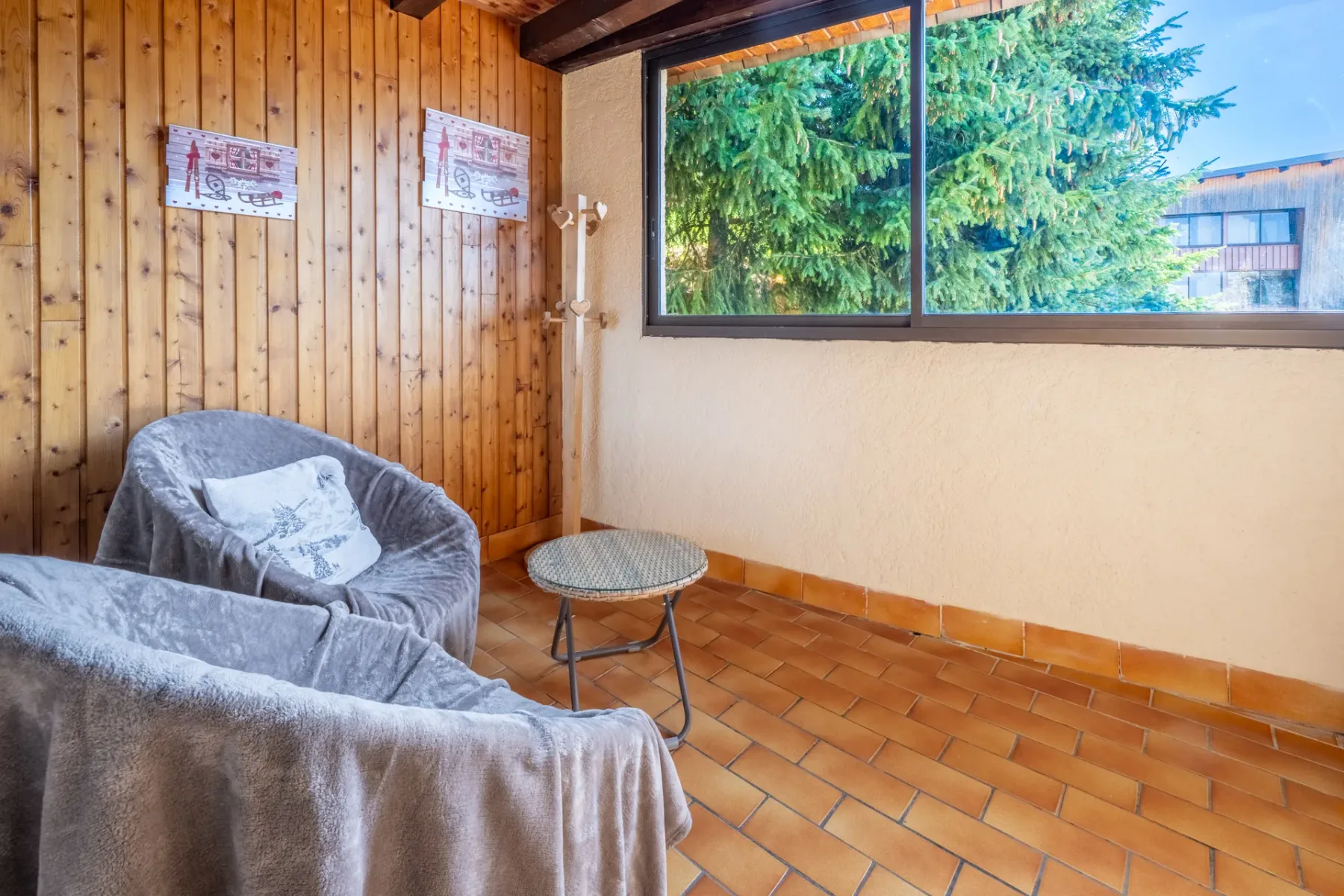 Zona de estar y ventana de la habitación