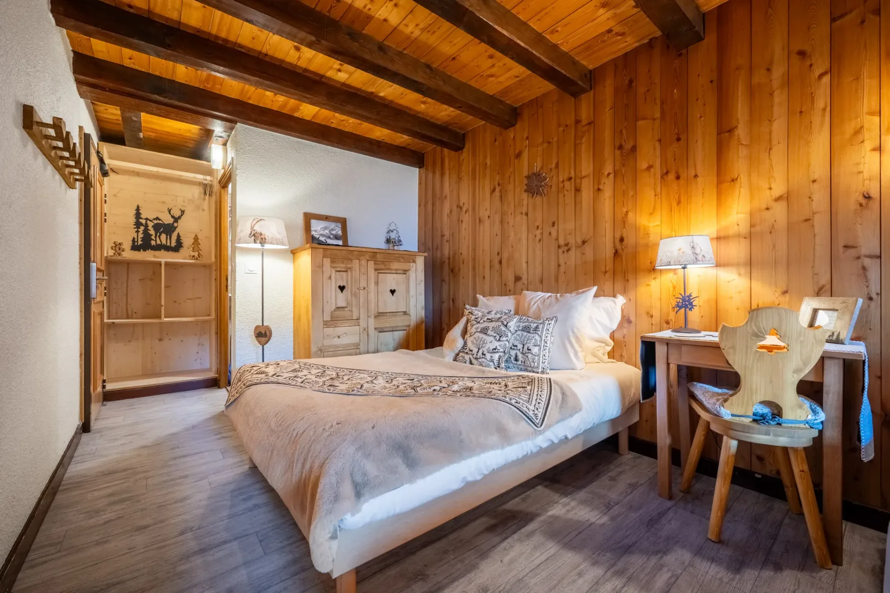 Habitación con cama doble y mobiliario de madera