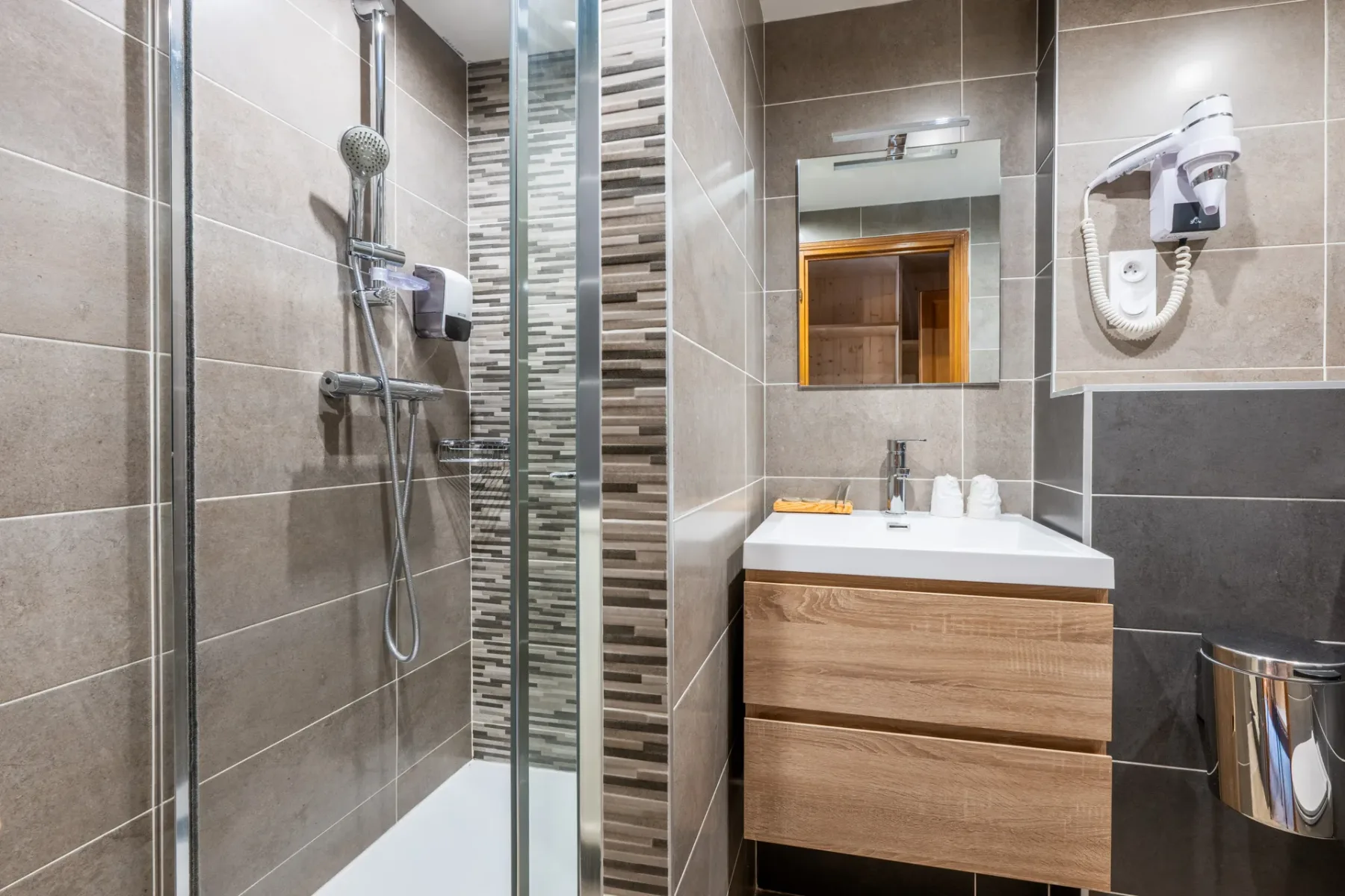 Baño de la habitación con ducha