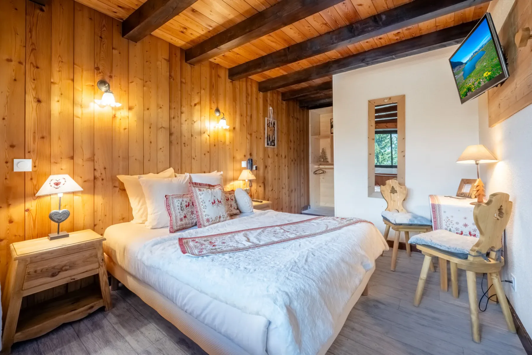 Habitación amueblada en madera con cama doble