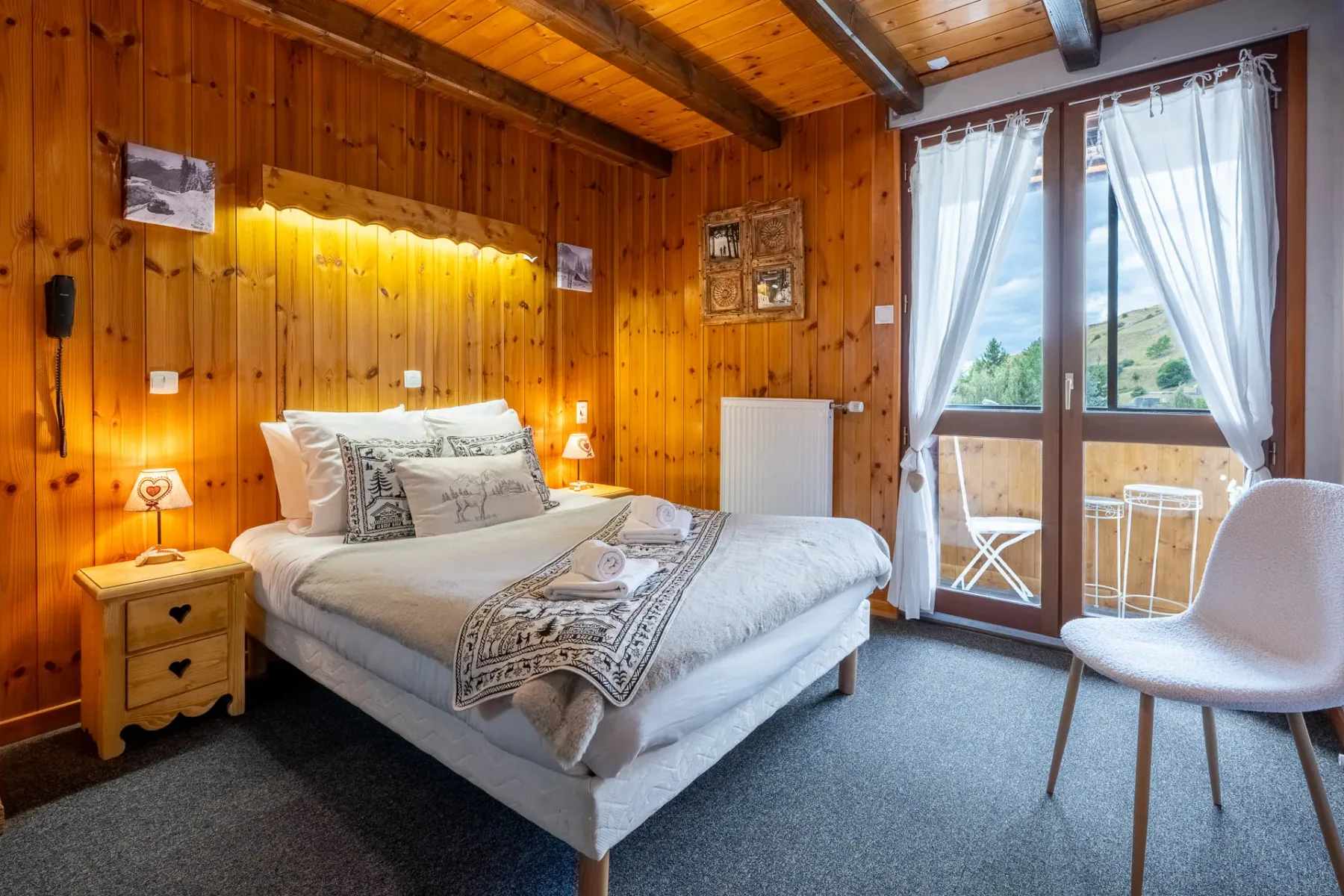Habitación con cama doble y puerta al balcón