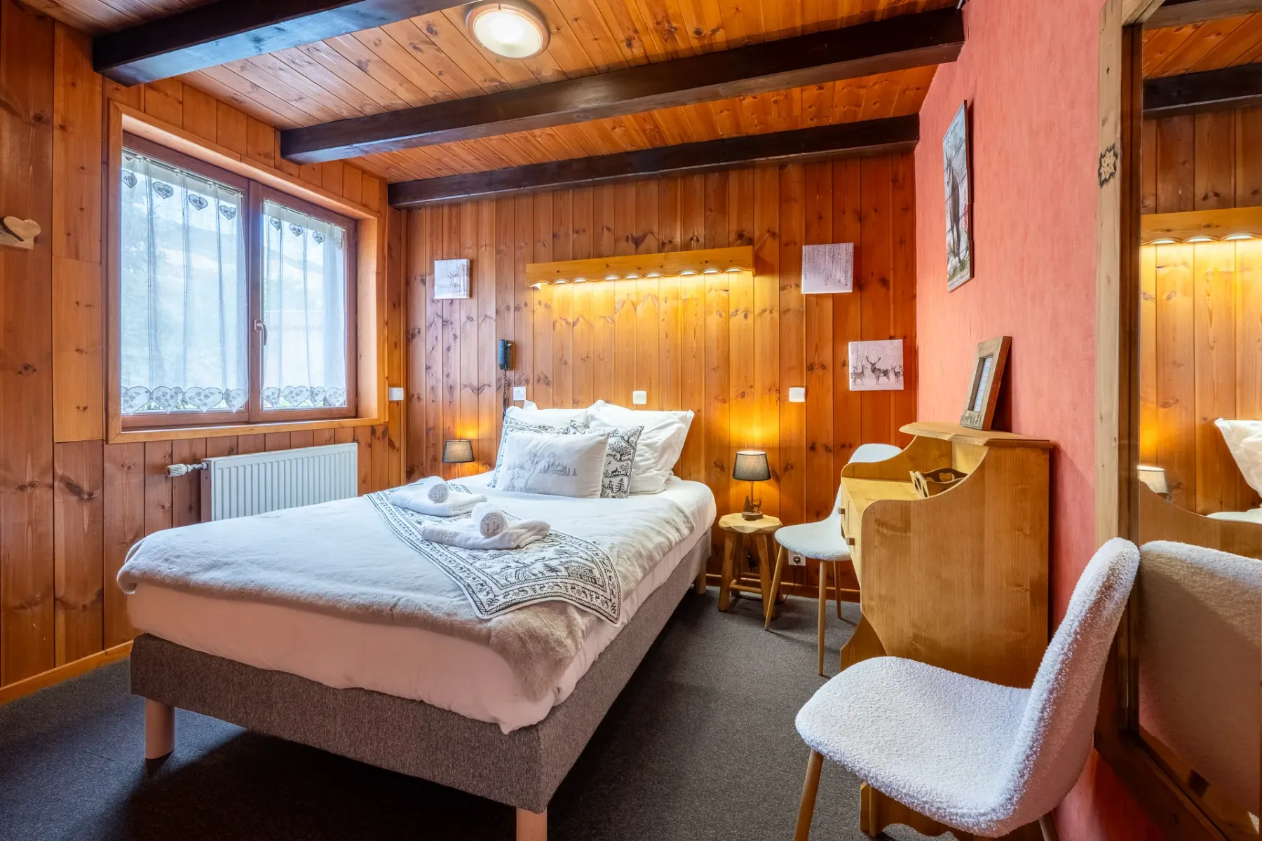 Habitación con escritorio y silla