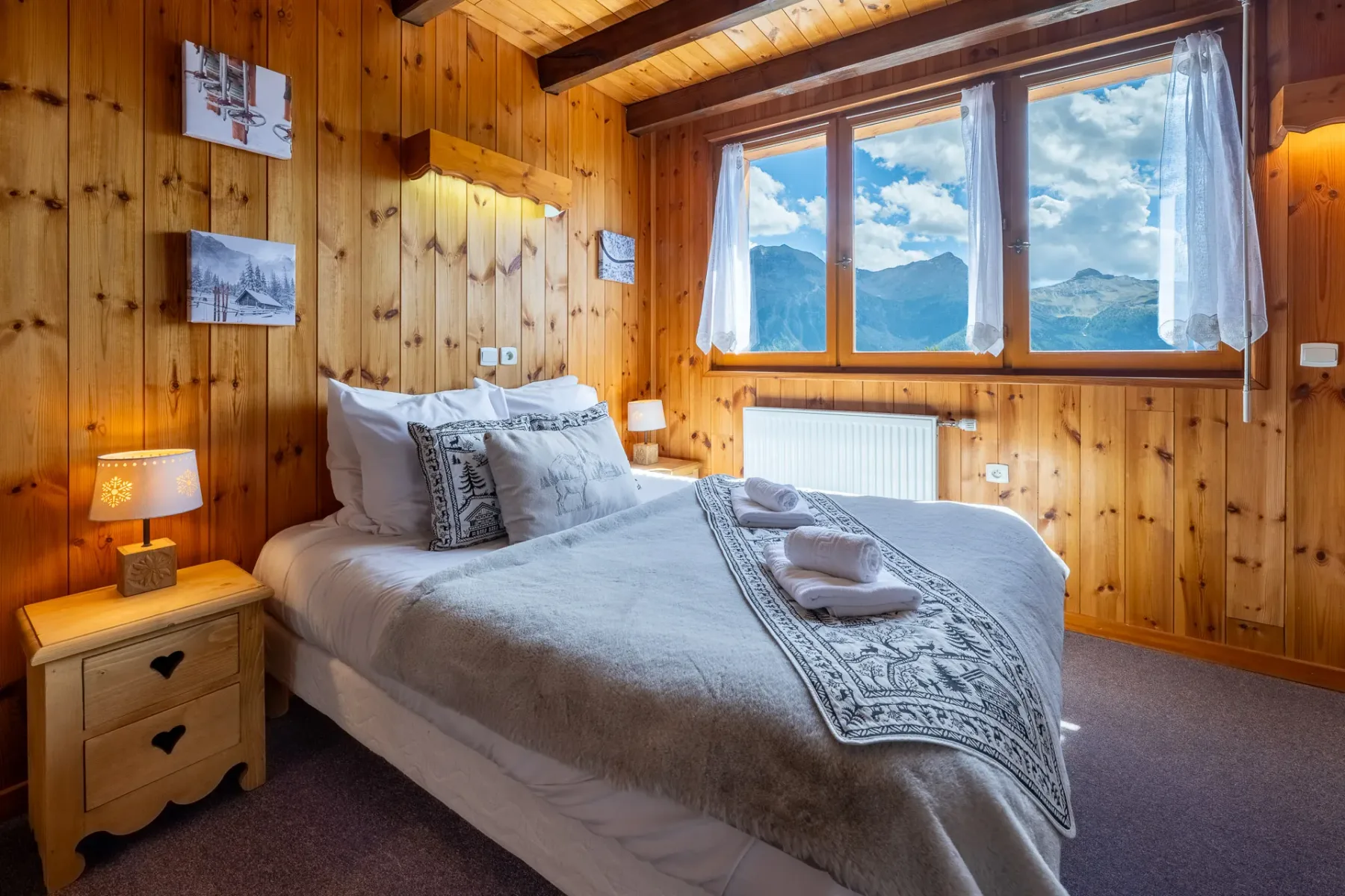 Habitación triple para huéspedes con vistas a la montaña
