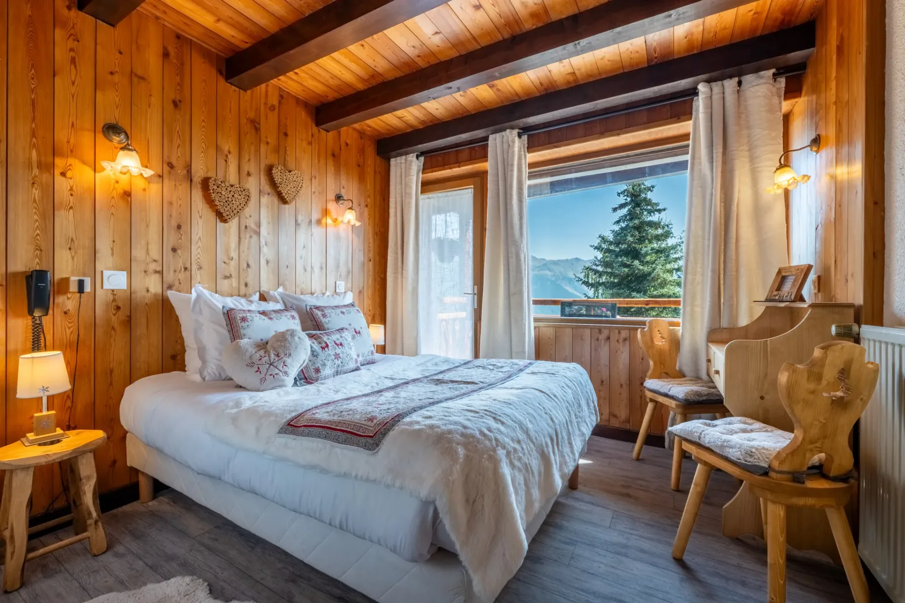 Habitación con cama doble y vistas a la montaña