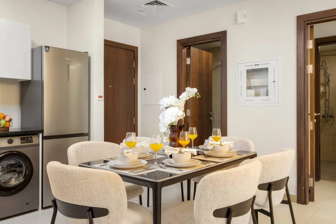 Un comedor con la mesa puesta junto a la cocina.