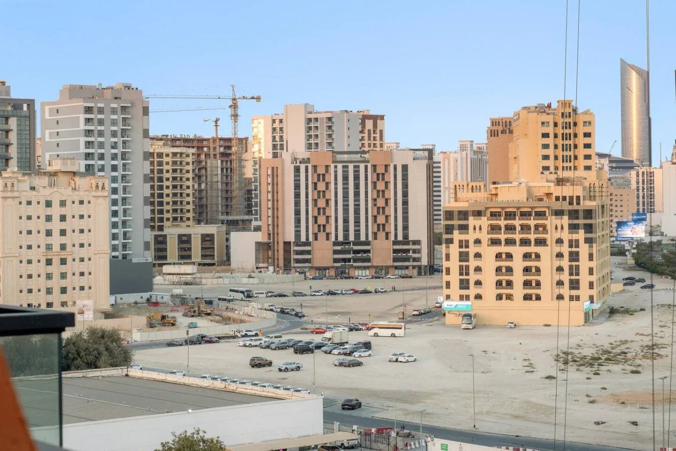 Un paisaje urbano de edificios altos rodea una obra en construcción.