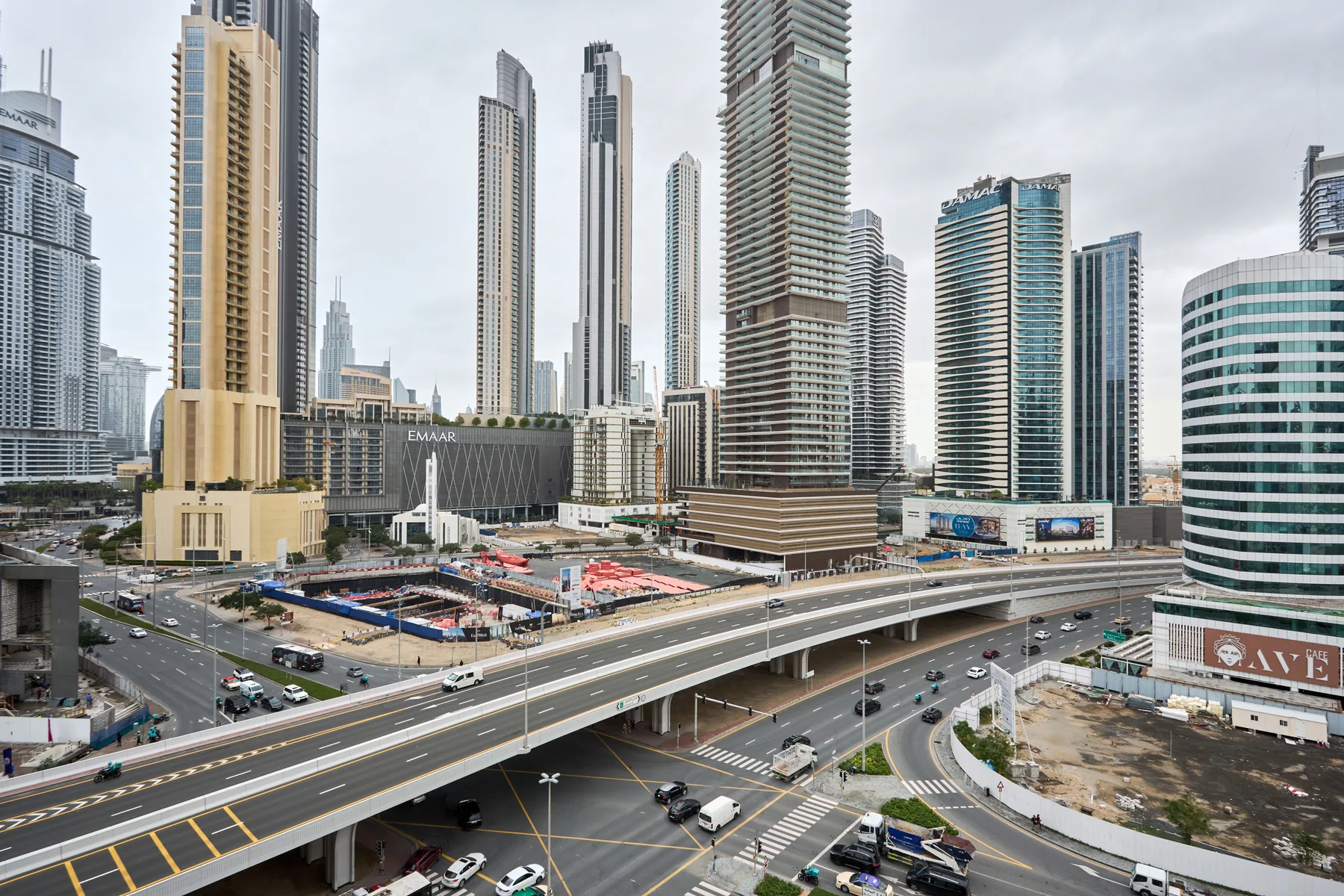 Un perfil urbano de edificios modernos junto a carreteras elevadas.