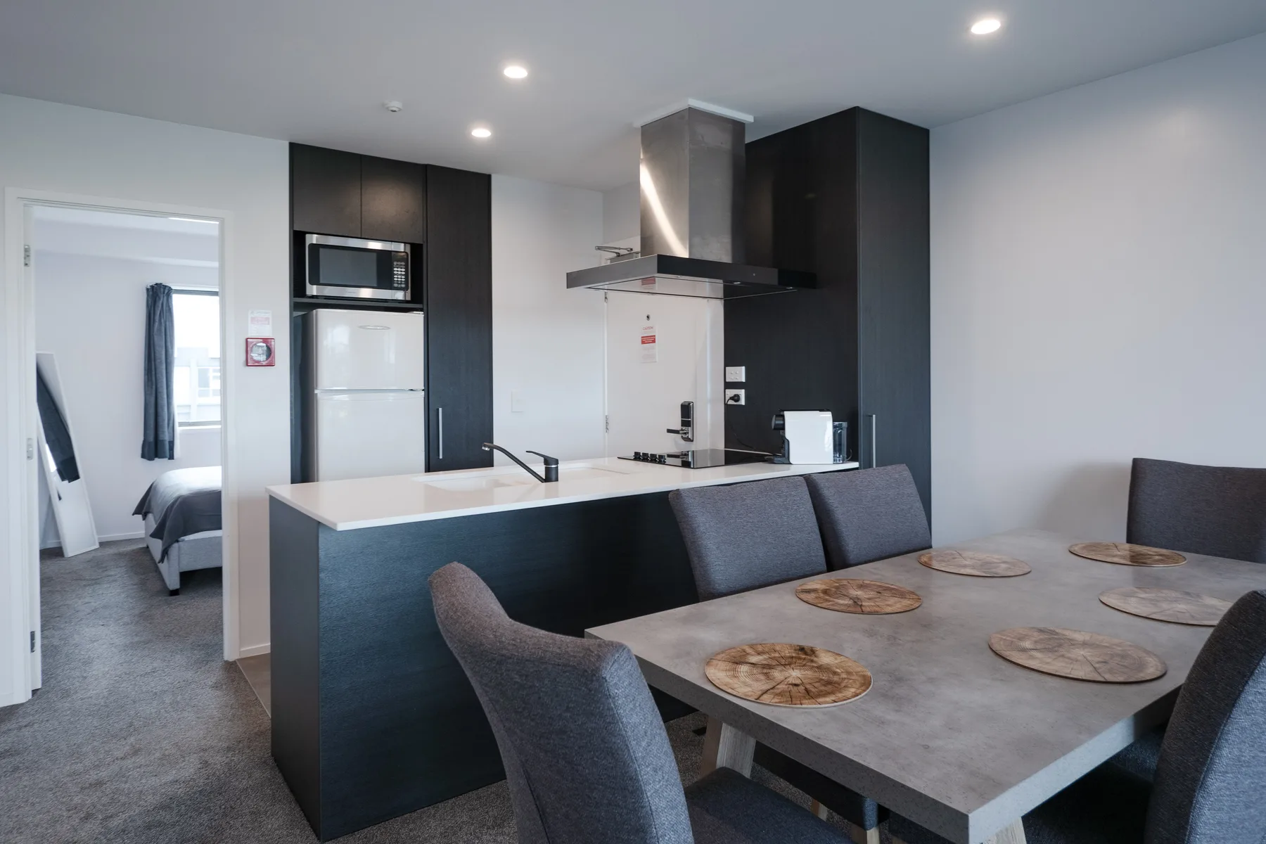 Cocina y comedor modernos con una mesa y una encimera.