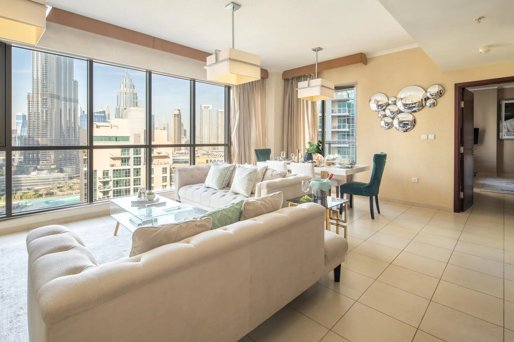 Sala de estar con asientos junto a grandes ventanas con vistas a la ciudad.