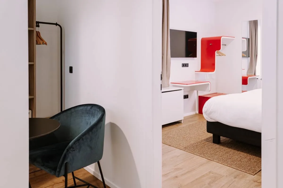 Habitación Tribu con zona de escritorio y cama doble