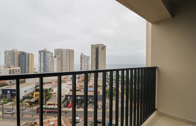 Upscale 2BR w/ Balcony & View in Miraflores