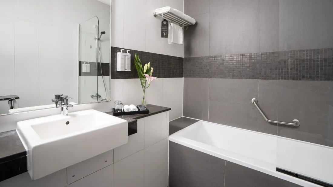 Superior Deluxe Room bathroom