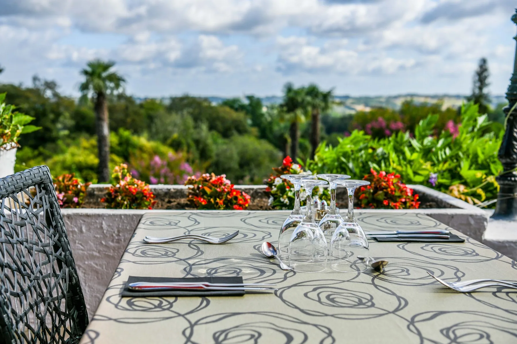 Aux Tauzins hotel grounds
