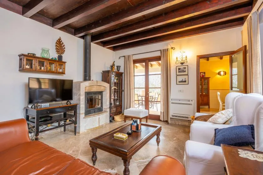 Una sala de estar con chimenea y asientos alrededor de una mesa de centro.