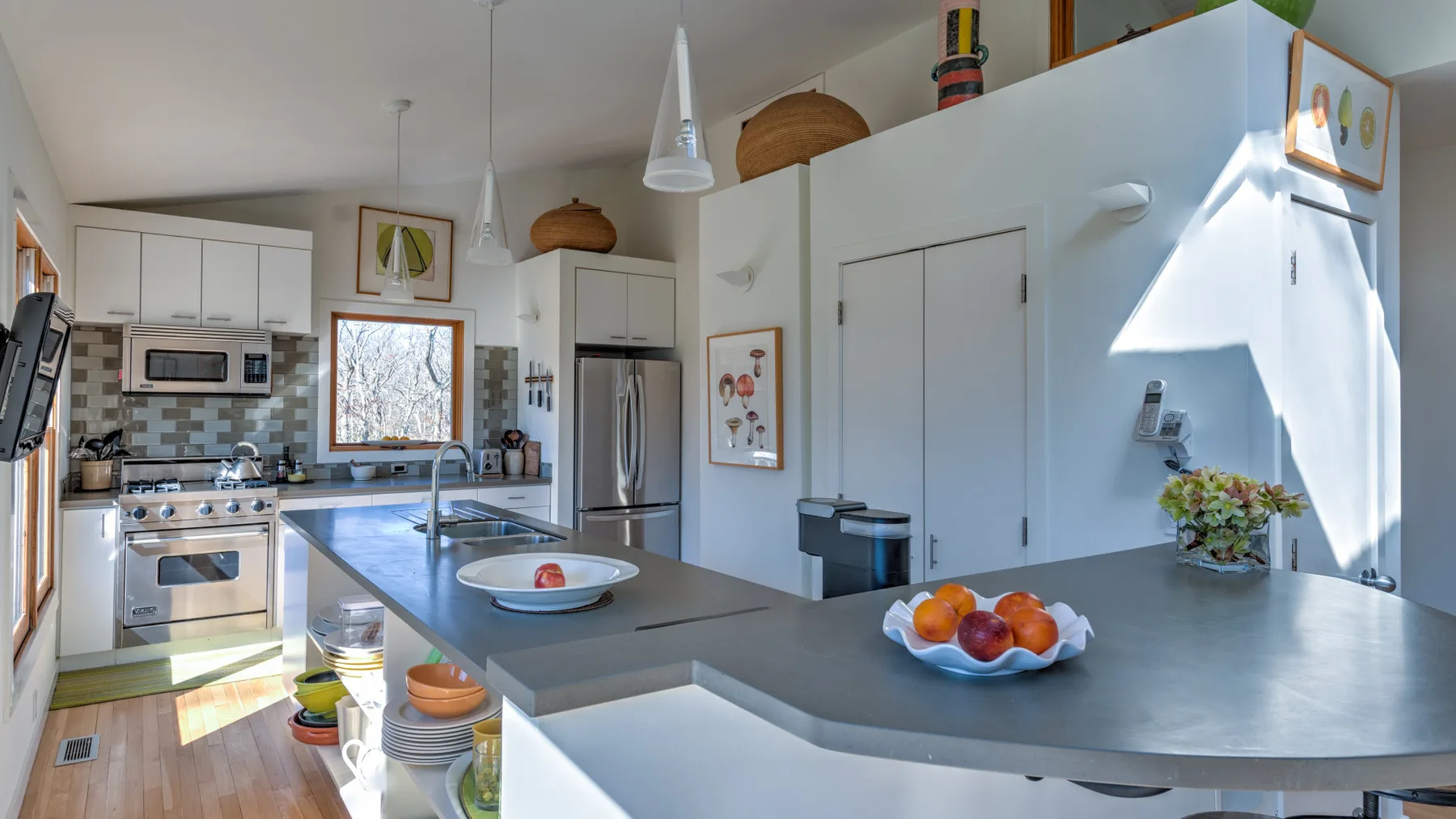 Una cocina luminosa con una amplia encimera y electrodomésticos de acero inoxidable.