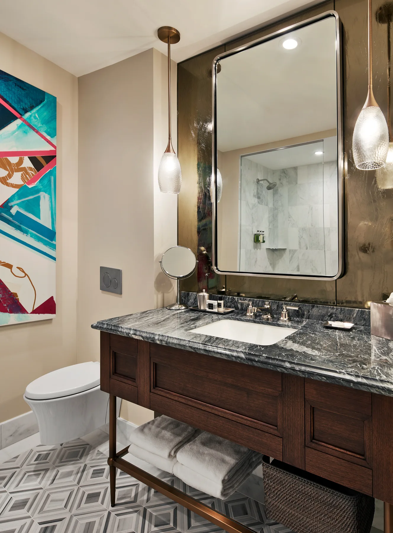 Tocador del baño de la habitación Deluxe con dos camas queen