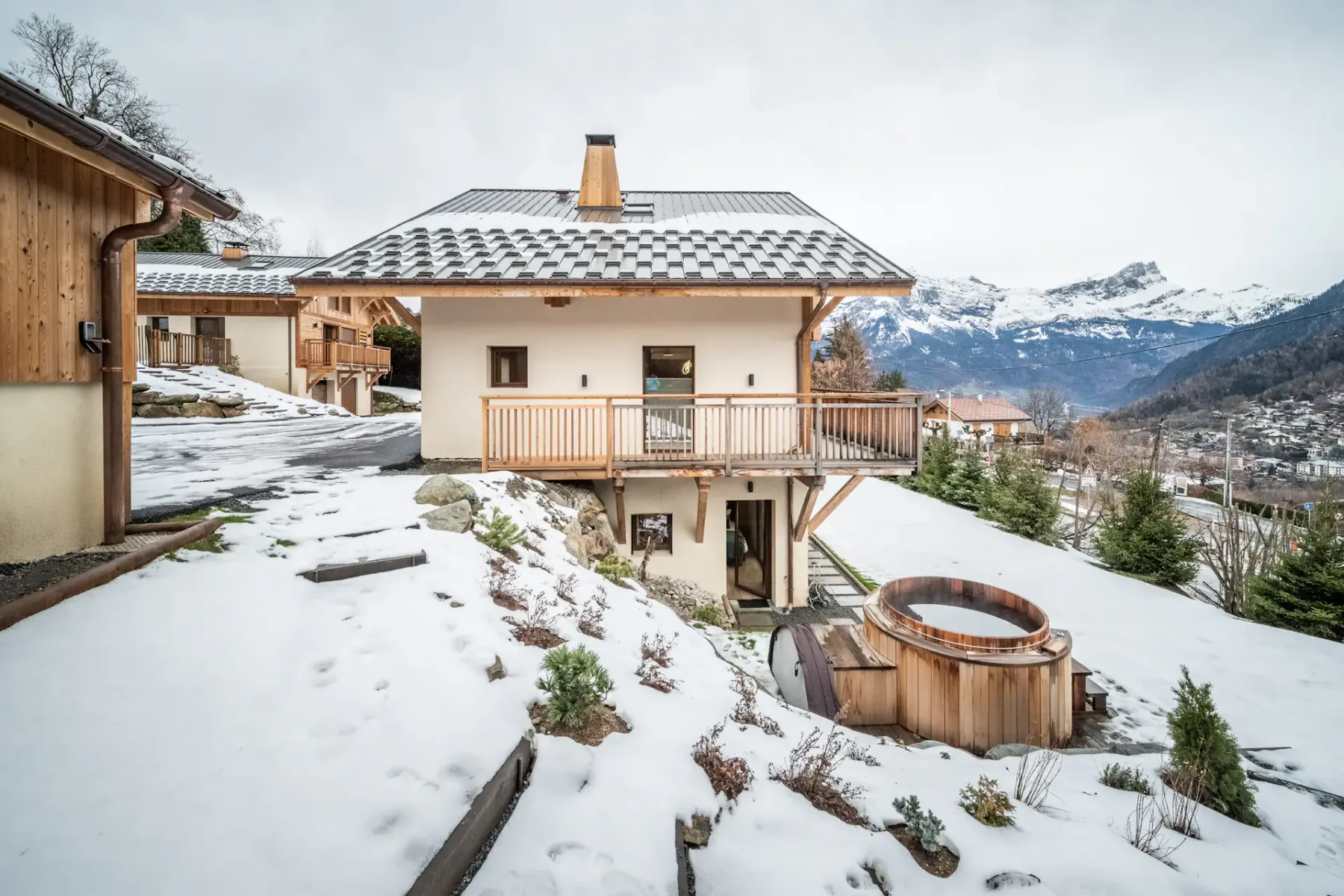 Outdoor hot tub mountain views ski chalet Arande Saint Gervais