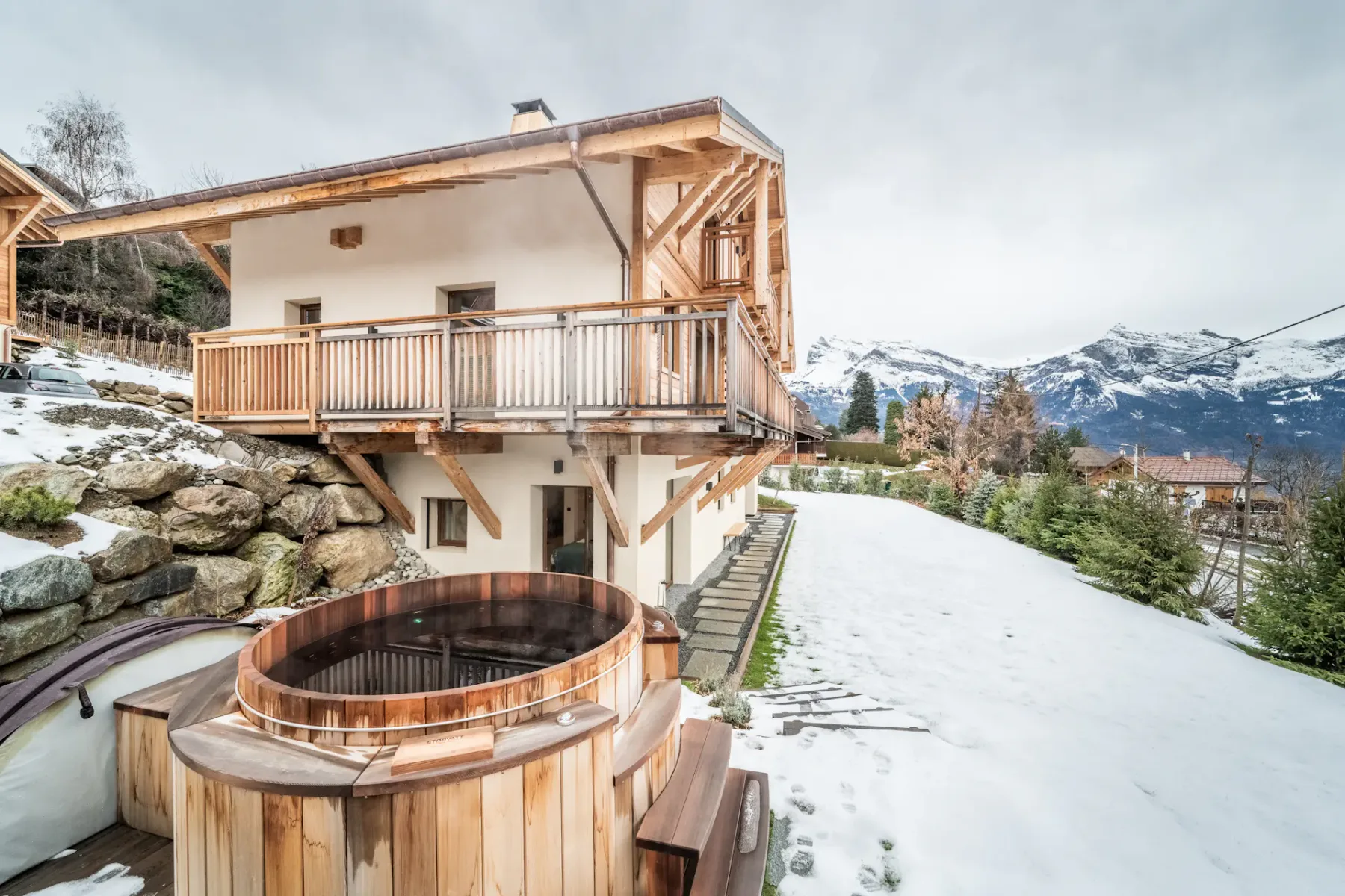 Outdoor hot tub mountain views ski chalet Arande Saint Gervais