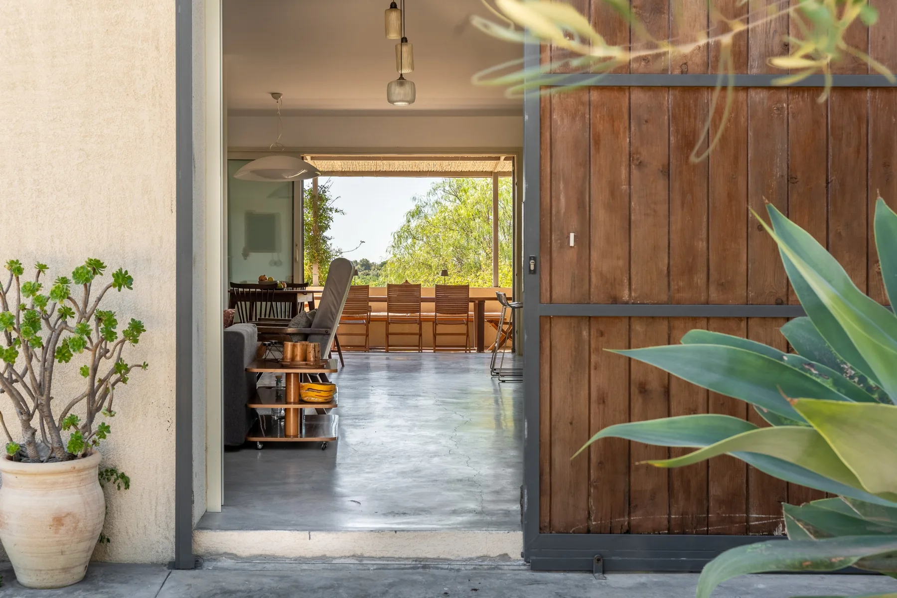 Una entrada abierta conduce a un comedor con mesas y asientos.