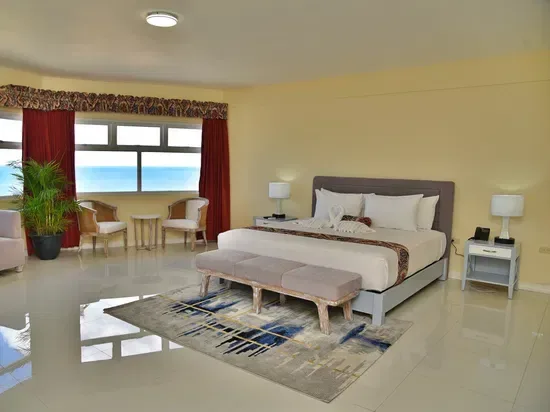 Interior de una suite con vistas al mar